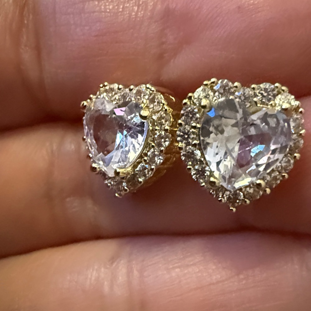 Grade AAA CZ Beautiful Heart Earrings in Gold Setting